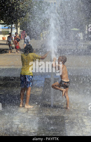 Erfrischung in der Zeus Brunnen auf der Place du Nombre d'Or, Antigone. Montpellier Occitanie Frankreich. Stockfoto