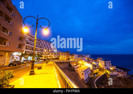 Nacht Szene mit einer Lampe Beleuchtung der Straße von Puerto de Santiago, Teneriffa, Spanien Stockfoto