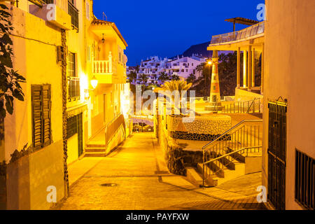 Die traditionelle Architektur von romantischen Lampen in Puerto de Santiago, Teneriffa, Spanien beleuchtet Stockfoto