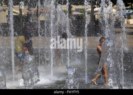 Erfrischung in der Zeus Brunnen auf der Place du Nombre d'Or, Antigone. Montpellier Occitanie Frankreich. Stockfoto