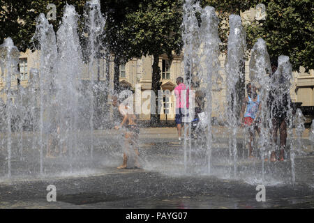 Erfrischung in der Zeus Brunnen auf der Place du Nombre d'Or, Antigone. Montpellier Occitanie Frankreich. Stockfoto