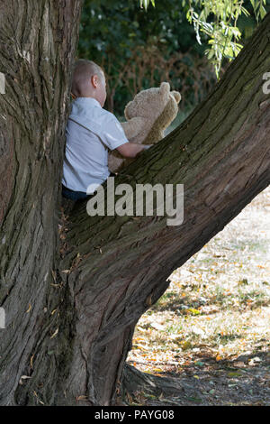 Kind mit Plüsch Spielzeug in Park Stockfoto