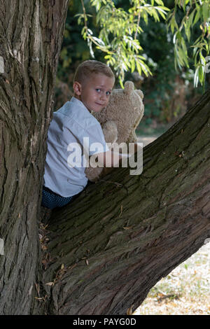 Kind mit Plüsch Spielzeug in Park Stockfoto