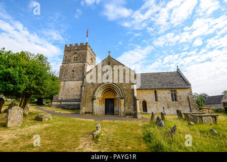 Die Pfarrkirche St. Michael und alle Engel, Guiting Power Dorf der Cotswolds, Gloucestershire, England, UK. Friedhof Grabsteine Stockfoto