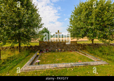 Die Pfarrkirche St. Michael und alle Engel, Guiting Power Dorf der Cotswolds, Gloucestershire, England, UK. Friedhof Grabsteine Stockfoto