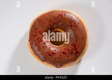 Donut auf weißem Hintergrund mit der Ansicht von oben Stockfoto