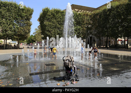 Erfrischung in der Zeus Brunnen auf der Place du Nombre d'Or, Antigone. Montpellier Occitanie Frankreich. Stockfoto