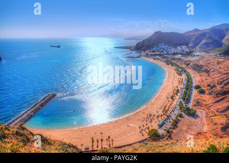 Schöner Panoramablick aus der Luft über Teresitas Strand an der Küste der Kanarischen Insel in der Sommersaison, auf Teneriffa, Spanien Stockfoto