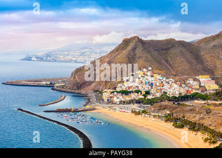 Luftaufnahme über Las Teresitas Strand und Santa Cruz Stadtbild im Sommer Urlaub auf Teneriffa - Kanarische Insel von Spanien Stockfoto