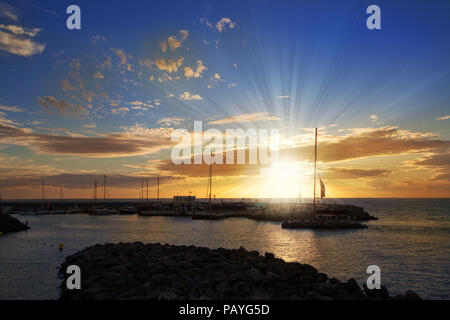 Erstaunlich bunten Sonnenuntergang über der Küste der Kanarischen Insel Teneriffa, Torviscas Strand, Spanien Stockfoto