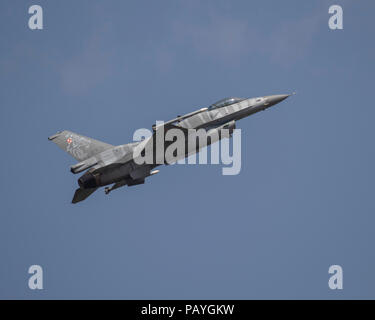 Die polnische Luftwaffe F-16C Kampfflugzeuge solo Demo auf dem 2018 Royal International Air Tattoo fliegen Stockfoto