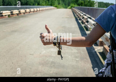 Teenager hitchhiker Hand Geste, ein Auto zu stoppen. Close-up Stockfoto