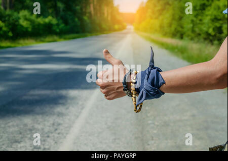 Teenager hitchhiker Hand Geste, ein Auto zu stoppen. Close-up Stockfoto