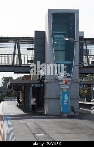 Toongabbie Bahnhof in Sydney Australien Juni 2018, neu installierte Rollstuhl- und behindertengerechte Aufzüge stehen auf jeder Plattform und der Beifahrerseite Stockfoto