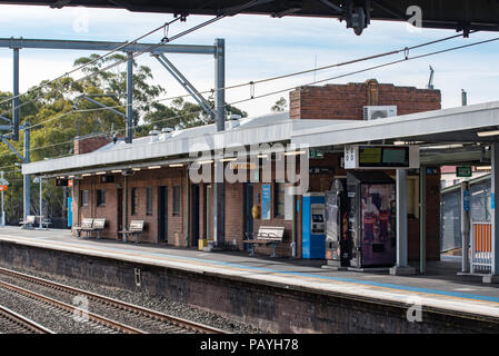 Toongabbie Bahnhof in Sydney Australien Juni 2018, eine neue Markise, Beleuchtung und Beschilderung verbirgt sich viel von der ursprünglichen Art déco-Design der Plattform Stockfoto