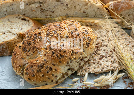 Sortiment an Backwaren auf Papier. Frisch von Backwaren. Stockfoto