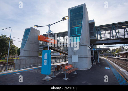 Toongabbie Bahnhof in Sydney Australien Juni 2018, neu installierte Rollstuhl- und behindertengerechte Aufzüge stehen auf jeder Plattform und der Beifahrerseite Stockfoto