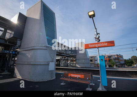 Toongabbie Bahnhof in Sydney Australien Juni 2018, neu installierte Rollstuhl- und behindertengerechte Aufzüge stehen auf jeder Plattform und der Beifahrerseite Stockfoto