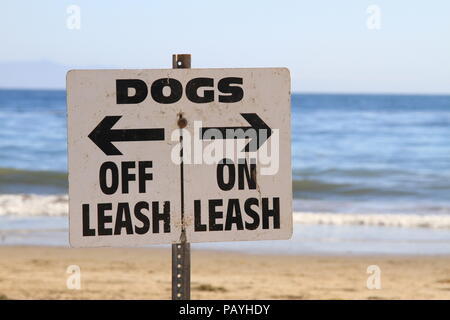 Die Leine Grenze. Zeichen, die von einem öffentlichen Strand, wo Hunde an der Leine und wo Hunde erlaubt sind ohne Leine gehalten werden müssen. Ich habe dieses Bild die Leine Grenze genannt. Lage von Santa Barbara, Kalifornien, USA. Foto Russell Moore. Stockfoto