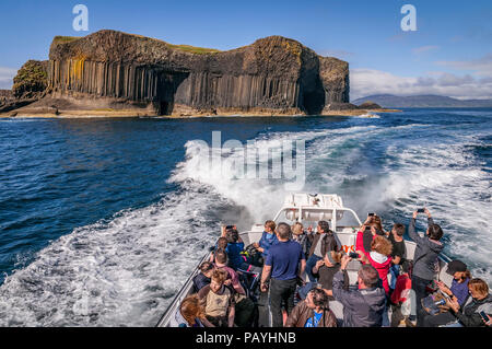 Die Insel Staffa und Fingals Höhle. Boot Höhle auf der linken Seite. Argyll in Schottland. Stockfoto
