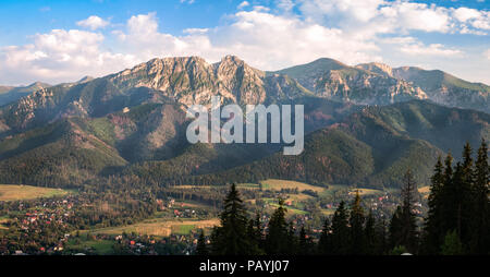 Malerische Landschaft Panorama von Tatra im Sommer Abend in Zakonpane, Polen Stockfoto