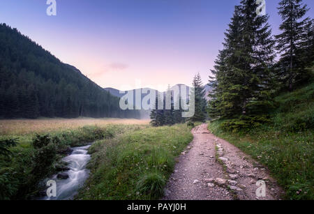 Idyllische Landschaft mit Bergen und Sonnenaufgang am frühen Morgen in Tatra, Polen. Stockfoto