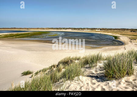 Blick vom Sandstrand Düne mit marram Gras zum slufter Naturschutzgebiet auf der holländischen Insel Texel Stockfoto