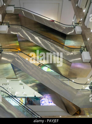 Edelstahl Fahrtreppen in einem Einkaufszentrum in Ho Chi Minh City, Vietnam. Stockfoto