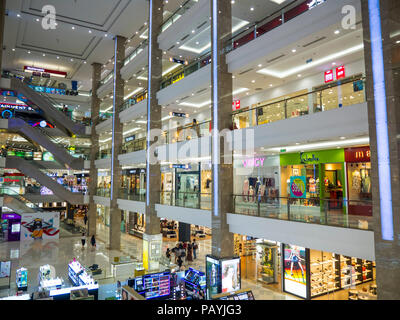 Atrium eines modernen Einkaufszentrum im District 2 Ho Chi Minh City, Vietnam. Stockfoto