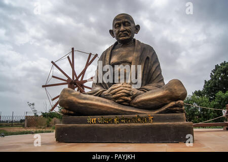 Statue von Mahatma Gandhi in den Rasen im Garten. Stockfoto