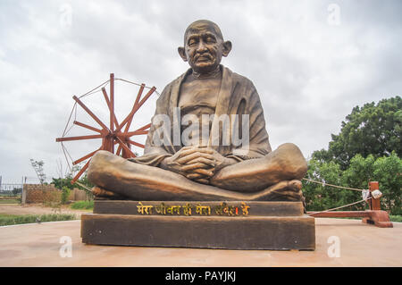 Statue von Mahatma Gandhi in den Rasen im Garten. Stockfoto