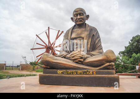 Statue von Mahatma Gandhi in den Rasen im Garten. Stockfoto