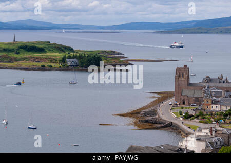 Das Clansman Autofähre nähern Oban Hafen Argyll. Schottland. Stockfoto