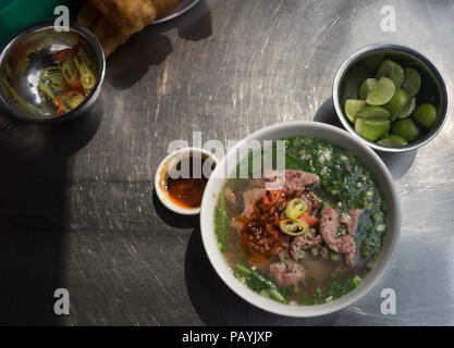 Eine Schüssel mit traditionellen vietnamesischen Street Food, Rindfleisch Pho, in Ho Chi Minh City, Vietnam. Stockfoto