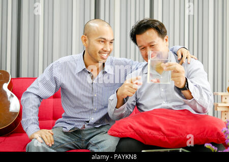 Zwei asiatische Jungs sehen Betta Fisch im Glas und sehr glücklich Stockfoto