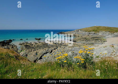 Die Küstenlinie bei Newquay Cornwall bietet einen spektakulären Blick von der South West Coast Path Stockfoto