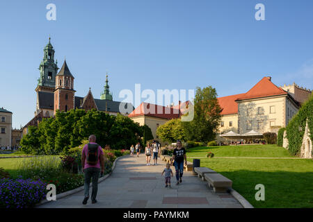 Krakau, Polen - 23. Juli 2018: Besucher im Königsschloss Wawel und Kathedrale Basilica in Krakau, Polen. Wawel Royal Castle ist eine der UNESCO Stockfoto