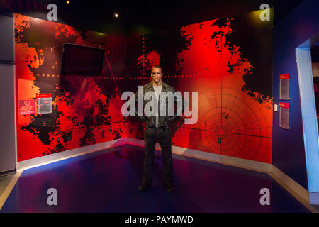 LOS ANGELES, USA - 28.September 2015: Arnold Schwarzenegger als Terminator im Madame Tussauds Hollywood Wax Museum. Marie Tussaud wurde als Marie geboren Stockfoto