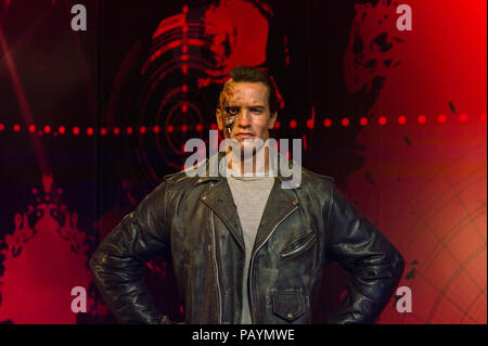 LOS ANGELES, USA - 28.September 2015: Arnold Schwarzenegger als Terminator im Madame Tussauds Hollywood Wax Museum. Marie Tussaud wurde als Marie geboren Stockfoto