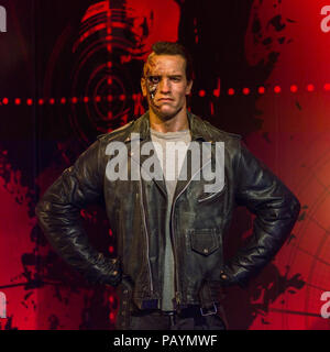 LOS ANGELES, USA - 28.September 2015: Arnold Schwarzenegger als Terminator im Madame Tussauds Hollywood Wax Museum. Marie Tussaud wurde als Marie geboren Stockfoto