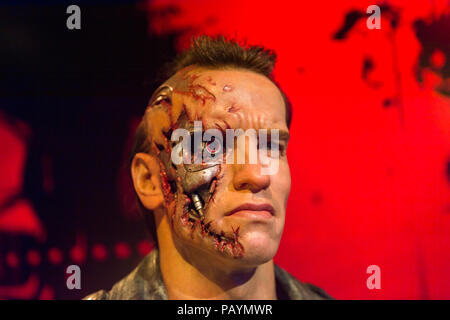 LOS ANGELES, USA - 28.September 2015: Arnold Schwarzenegger als Terminator im Madame Tussauds Hollywood Wax Museum. Marie Tussaud wurde als Marie geboren Stockfoto