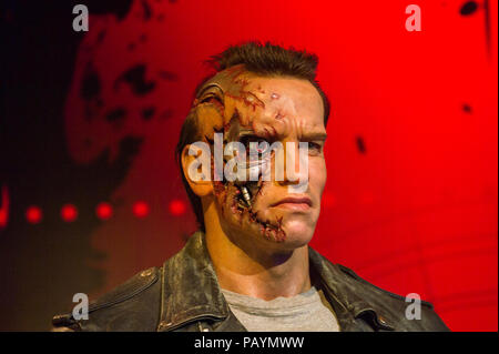 LOS ANGELES, USA - 28.September 2015: Arnold Schwarzenegger als Terminator im Madame Tussauds Hollywood Wax Museum. Marie Tussaud wurde als Marie geboren Stockfoto