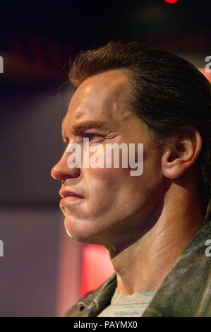 LOS ANGELES, USA - 28.September 2015: Arnold Schwarzenegger als Terminator im Madame Tussauds Hollywood Wax Museum. Marie Tussaud wurde als Marie geboren Stockfoto
