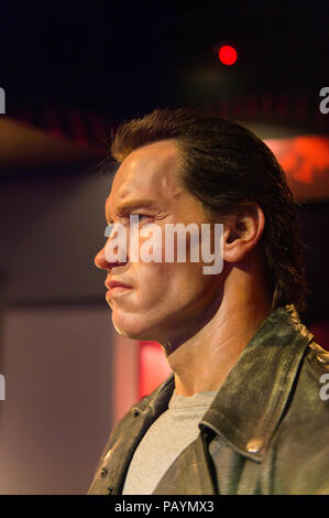 LOS ANGELES, USA - 28.September 2015: Arnold Schwarzenegger als Terminator im Madame Tussauds Hollywood Wax Museum. Marie Tussaud wurde als Marie geboren Stockfoto