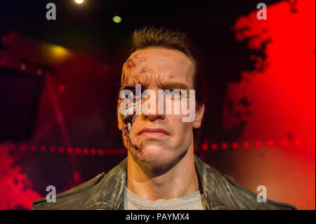 LOS ANGELES, USA - 28.September 2015: Arnold Schwarzenegger als Terminator im Madame Tussauds Hollywood Wax Museum. Marie Tussaud wurde als Marie geboren Stockfoto