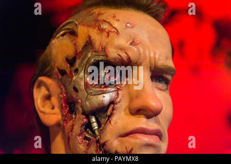 LOS ANGELES, USA - 28.September 2015: Arnold Schwarzenegger als Terminator im Madame Tussauds Hollywood Wax Museum. Marie Tussaud wurde als Marie geboren Stockfoto