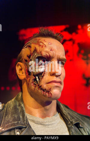 LOS ANGELES, USA - 28.September 2015: Arnold Schwarzenegger als Terminator im Madame Tussauds Hollywood Wax Museum. Marie Tussaud wurde als Marie geboren Stockfoto