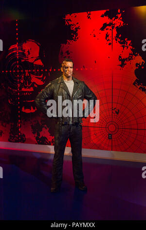 LOS ANGELES, USA - 28.September 2015: Arnold Schwarzenegger als Terminator im Madame Tussauds Hollywood Wax Museum. Marie Tussaud wurde als Marie geboren Stockfoto