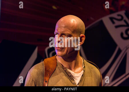 LOS ANGELES, USA - 28.September 2015: Bruce Willis als John McClane in der Madame Tussauds Hollywood Wax Museum. Marie Tussaud wurde als Marie Grosholtz geboren Stockfoto