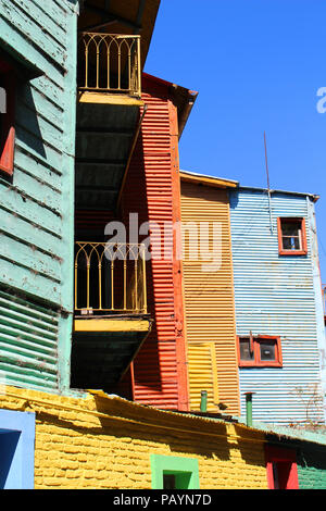 Farbenfrohe Gebäude entlang der Straße von El Caminito La Boca in Buenos Aires, Argentinien in Südamerika. Stockfoto